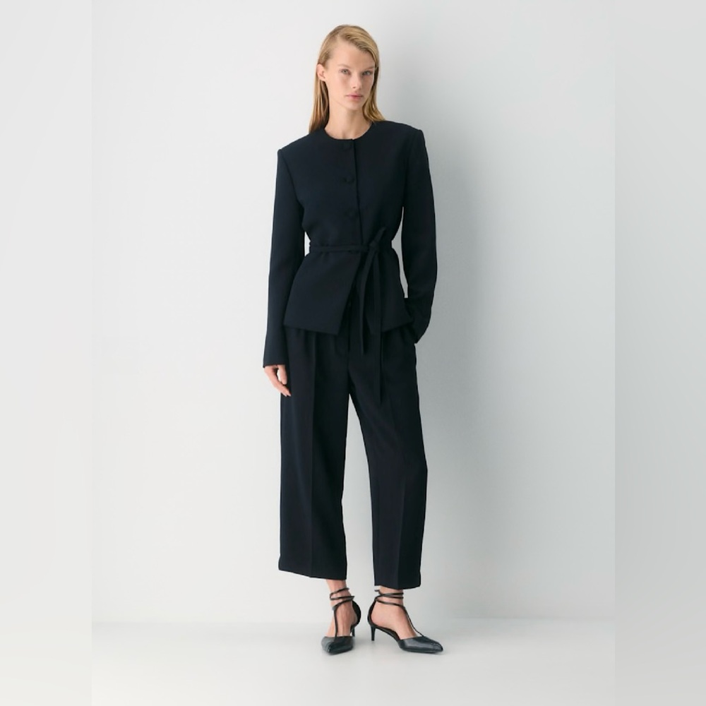 Aritzia The Effortless Pant™ Cropped (Black) - Size: 4